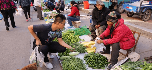 ��̯���ò�ʳ����ҵ�����У���Ӱ���С��С