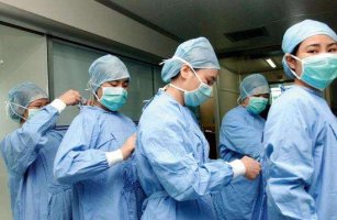 腾讯联合复星全球采购4.5万套防护服,送抵武汉